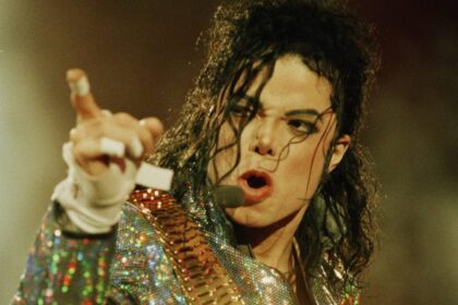 Com 13 músicas entre as mais tocadas do mundo, o Michael Jackson volta ao topo impulsionado por filme sobre sua vida.