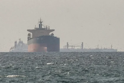 Irã nega passagem de navios dos EUA por Ormuz e petróleo dispara