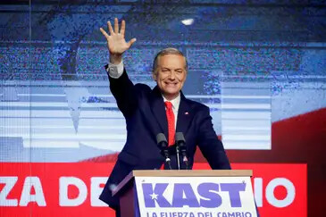 REUTERS/Rodrigo Garrido/Proibida reprodução FILE PHOTO: FILE PHOTO: FILE PHOTO: Jose Antonio Kast, presidential candidate of the far-right Republican Party, waves to his supporters, following early results during the presidential election, in Santiago, Chile November 16, 2025. REUTERS/Rodrigo Garrido/File Photo/File Photo/File Photo