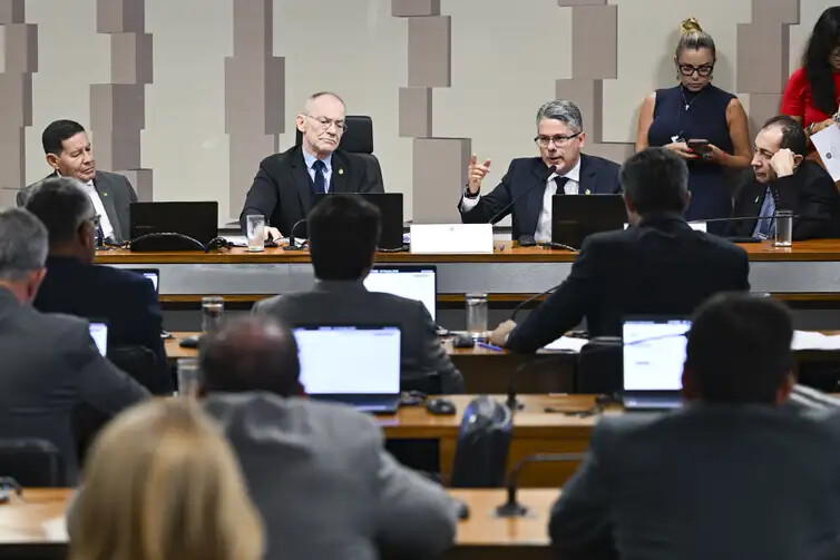 CPI do Crime Organizado (CPICRIME) realiza reunião para apreciação de requerimentos.A finalidade da comissão é apurar a atuação, expansão e o funcionamento de organizações criminosas no território brasileiro, em especial de facções e milícias, de modo a permitir a identificação de soluções adequadas para o seu combate, especialmente por meio do aperfeiçoamento da legislação atualmente em vigor.Mesa:senador Esperidião Amin (PP-SC);presidente da CPICRIME, senador Fabiano Contarato (PT-ES);relator da CPICRIME, senador Alessandro Vieira (MDB-SE) em pronunciamento;vice-presidente da CPICRIME, senador Hamilton Mourão (Republicanos-RS);senador Jorge Kajuru (PSB-GO).Foto: Saulo Cruz/Agência Senado