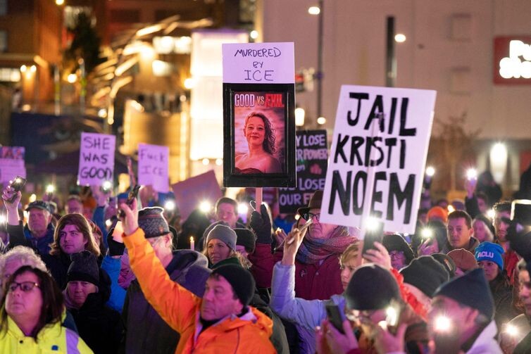 REUTERS/David Ryder - Proibido a reprodução SENSITIVE MATERIAL. THIS IMAGE MAY OFFEND OR DISTURB People gather for a vigil in memory of Renee Nicole Good, who was shot and killed by a U.S. Immigration and Customs Enforcement (ICE) agent, in Seattle, Washington, U.S. January 8, 2026. REUTERS/David Ryder