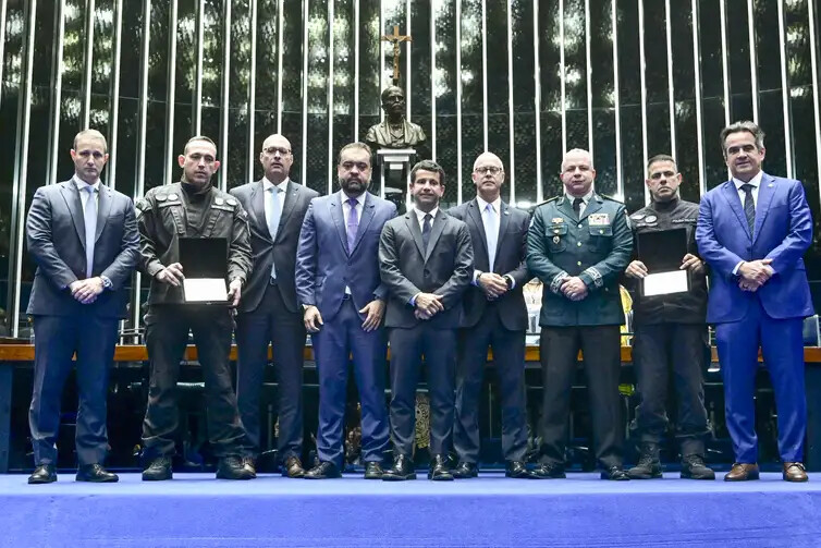 Sessão Solene do Congresso Nacional destinada a homenagear o Governo do Estado do Rio de Janeiro, a Polícia Civil, a Polícia Militar e os policiais mortos e baleados na Operação Contenção.Entrega de Placa de homenagem pela bravura e pelos esforços empenhados na preservação da ordem pública e da incolumidade do povo brasileiro.Participam:
governador do Estado do Rio de Janeiro, Cláudio Castro;
secretário de Polícia Militar do Estado do Rio de Janeiro, coronel Marcelo de Menezes Nogueira;
secretário de Estado de Segurança Pública do Governo do Rio de Janeiro, Victor Cesar Carvalho dos Santos;
secretário de Polícia Civil do Estado do Rio de Janeiro, delegado Felipe Lobato Curi;
comandante do Batalhão de Operações Policiais Especiais da Polícia Militar do Estado do Rio de Janeiro (Bope), tenente-coronel Marcelo Corbage;
coordenador de Recursos Especiais da Polícia Civil do Estado do Rio de Janeiro (Core), delegado Fabrício Oliveira;
secretário de Estado de Segurança Pública do Governo do Distrito Federal, Sandro Torres Avelar.
requerente e presidente desta sessão, Ciro Nogueira (PP-PI).Foto: Geraldo Magela/Agência Senado