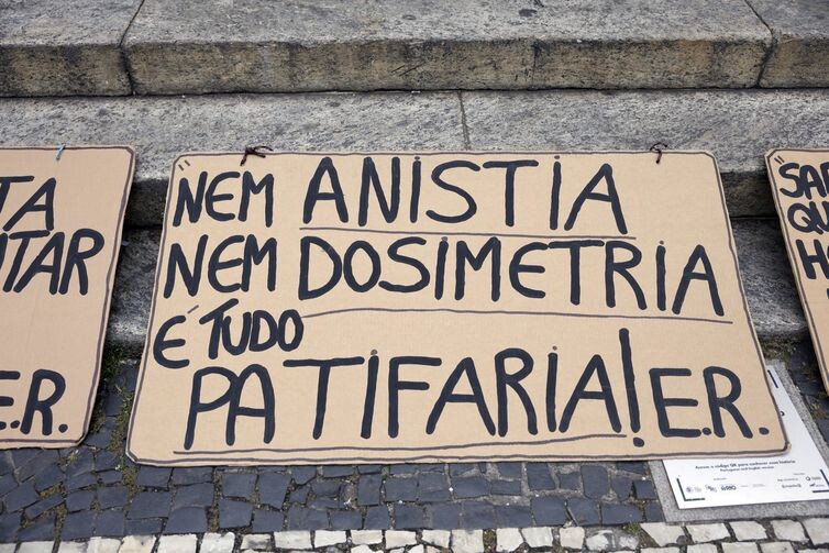 Rio de Janeiro (RJ), 08/01/2026 - Manifestantes durante ato pela democracia, em memória aos antidemocráticos de 8 de janeiro de 2023, na Cinelândia, centro da cidade. Foto: Tânia Rêgo/Agência Brasil