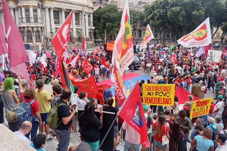 Rio de Janeiro (RJ), 05/01/2026 - Ato na Cinelândia contra a invasão dos Estados Unidos na Venezuela. Foto: Gilberto Costa/Agência Brasil