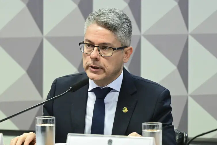 Geraldo Magela/Agência Senado CPI do Crime Organizado (CPICRIME) realiza reunião para ouvir dois convidados. Os depoimentos colaboram com as investigações em andamento sobre o avanço do crime organizado no país.A finalidade da comissão é apurar a atuação, expansão e o funcionamento de organizações criminosas no território brasileiro, em especial de facções e milícias, de modo a permitir a identificação de soluções adequadas para o seu combate, especialmente por meio do aperfeiçoamento da legislação atualmente em vigor.Mesa:
relator da CPICRIME, senador Alessandro Vieira (MDB-SE).Foto: Geraldo Magela/Agência Senado