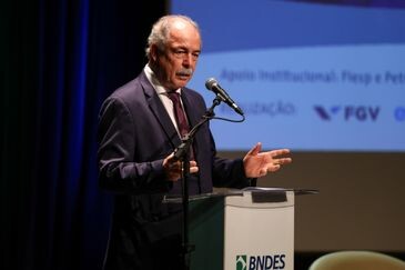Tomaz Silva/Agência Brasil Rio de Janeiro (RJ), 15/12/2025 – O presidente do Banco Nacional de Desenvolvimento Econômico e Social (BNDES), Aloizio Mercadante, durante abertura do seminário Democracia e Direitos Humanos: empresas juntas por um Brasil mais igualitário, na sede do banco, no centro do Rio de Janeiro. Foto: Tomaz Silva/Agência Brasil