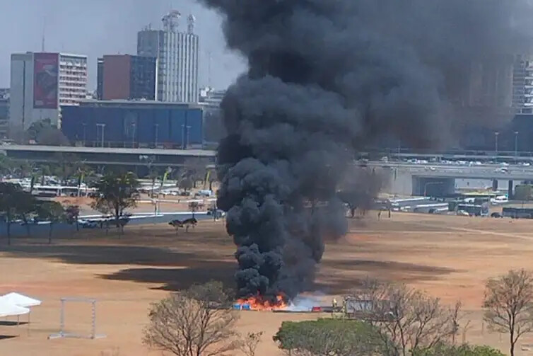 Antonio Cruvinel/Divulgação Brasília (DF), 09/09/2025 - Banheiros químicos são incendiados na Esplanada dos Ministérios em frente a Rodoviária do Plano Piloto. Ao todo, dez banheiros químicos foram incendiados. Foto: Antônio Cruvinel/Divulgação