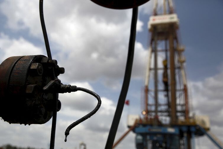 Petróleo na Venezuela
FILE PHOTO: Crude oil drips from a valve at an oil well operated by Venezuela's state oil company PDVSA, in the oil rich Orinoco belt, near Morichal at the state of Monagas April 16, 2015. Picture taken on April 16, 2015. REUTERS/Carlos Garcia Rawlins/File Photo