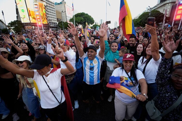 Reuters/Mariana Nedelcu/Proibida reprodução People celebrate following a U.S. strike on Venezuela, where President Nicolas Maduro and his wife, Cilia Flores, were captured, in Buenos Aires, Argentina, January 3, 2026. REUTERS/Mariana Nedelcu