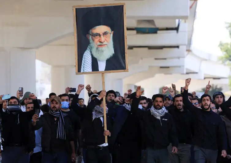 REUTERS/Thaier Al-Sudani - Proibido reprodução Protesters supporting Iraqi Shi'ite armed groups demonstrate near the entrance of the Green Zone after the killing of Iran's Supreme Leader Ayatollah Ali Khamenei, in Baghdad, Iraq, March 1, 2026. REUTERS/Thaier Al-Sudani REFILE - QUALITY REPEAT