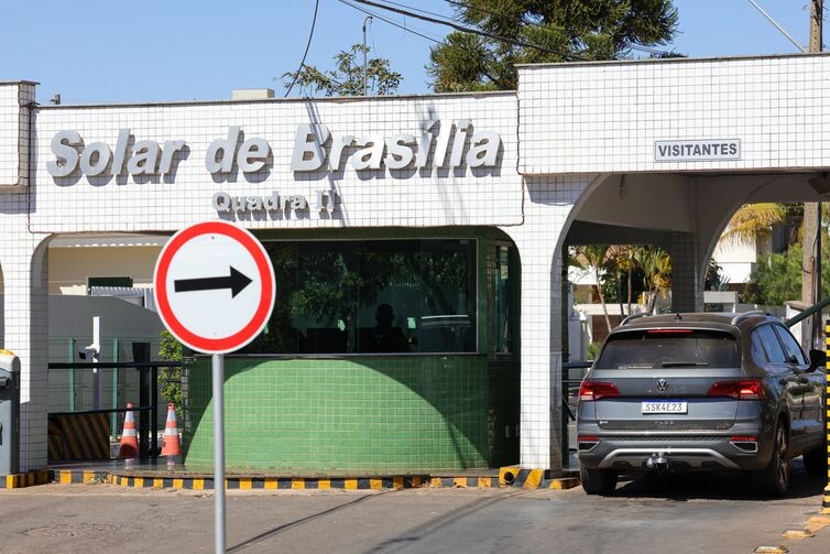 Fabio Rodrigues-Pozzebom/ Agência Brasil Brasília (DF) 07/08/2025 Fachada do condomínio Solar de Brasília, onde mora e cumpre prisão domiciliar o ex-presidente Jair Bolsonaro. Foto: Fabio Rodrigues-Pozzebom/ Agência Brasil