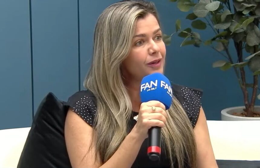 Adriana Carvalho defende mais mulheres no poder em entrevista à Fan FM