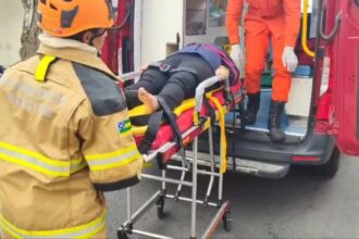 Airbag prende motorista após carro capotar no Bairro Industrial