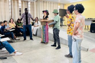 Aracaju leva teatro ambiental a alunos sobre preservação dos manguezais