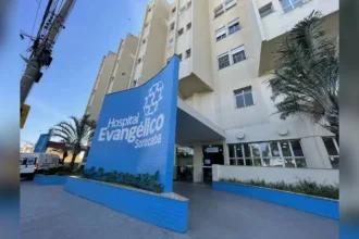 Bebê recém-nascido é achado vivo em lixeira de hospital em SP