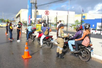 Blitz da SMTT alerta motociclistas após alta de mortes em Aracaju
