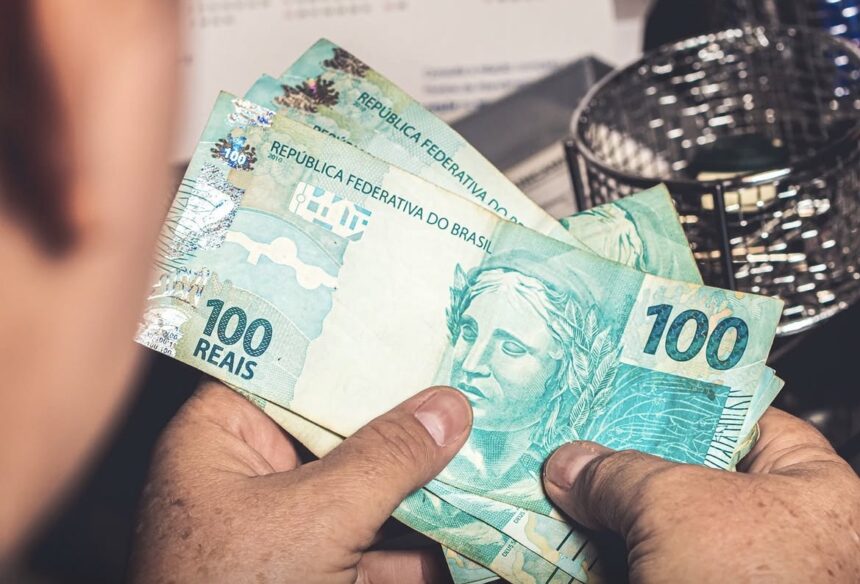 Canindé deposita salários e garante pagamento em dia aos servidores