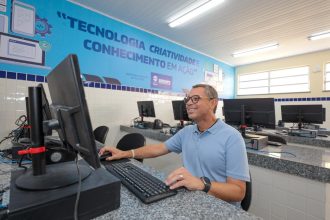 Governador Fábio Mitidieri em laboratório de informática de escola estadual em Sergipe