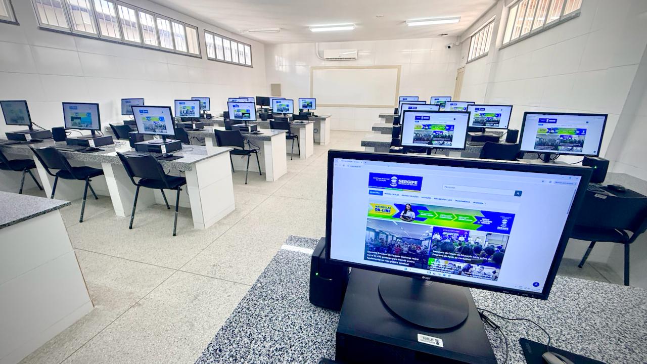 Laboratório de informática de escola estadual em Sergipe