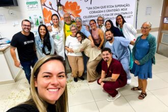 Paciente celebra fim da quimioterapia com Sino da Esperança em Aracaju
