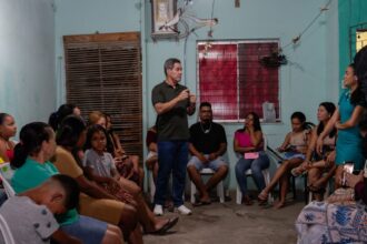 Pré-candidato Robson Viana ouve demandas de moradores em Socorro