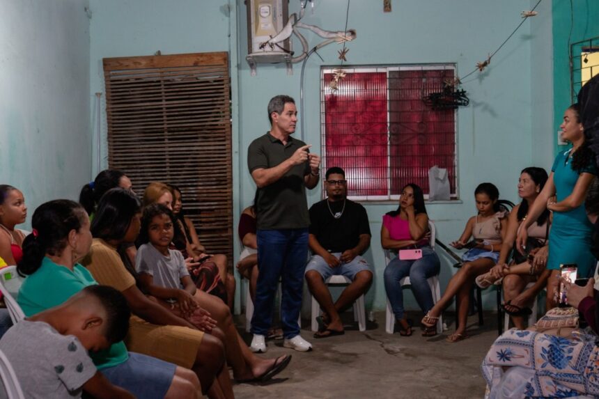 Pré-candidato Robson Viana ouve demandas de moradores em Socorro