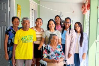 Prefeita Daiane Oliveira entrega cadeiras de rodas e órtese em Siriri