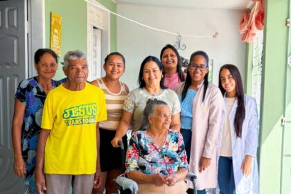 Prefeita Daiane Oliveira entrega cadeiras de rodas e órtese em Siriri