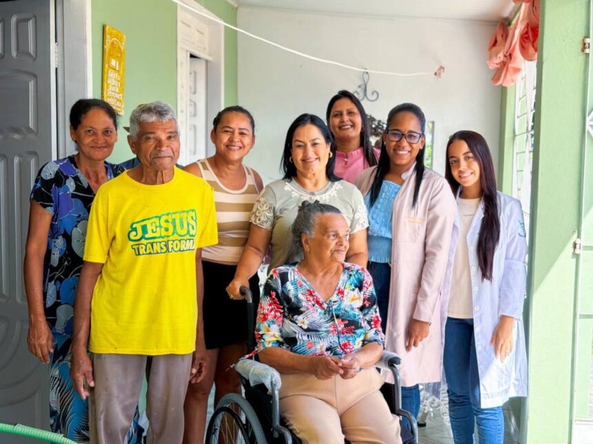 Prefeita Daiane Oliveira entrega cadeiras de rodas e órtese em Siriri