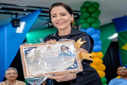 Prefeita Emília é homenageada por cooperativas de transporte em Aracaju
