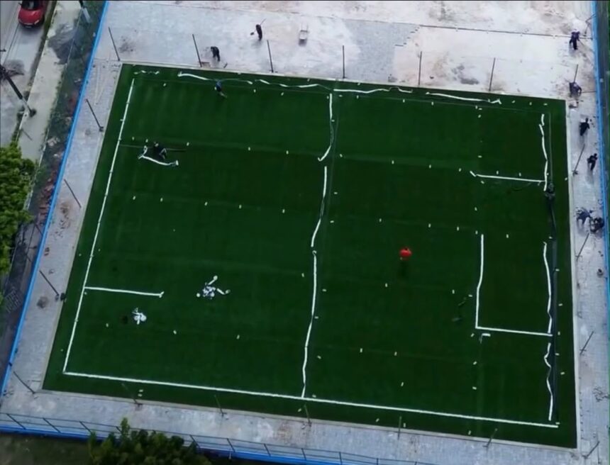 Prefeito Dr. Samuel Carvalho vistoria obras de campo society em Marcos Freire II