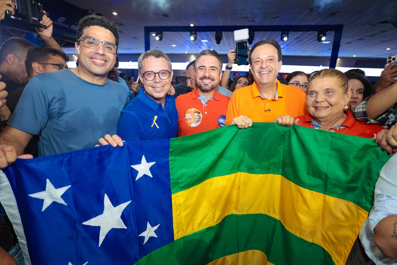 Mesmo cercado por multidão, Fábio Mitidieri dedica tempo a conversar com a população