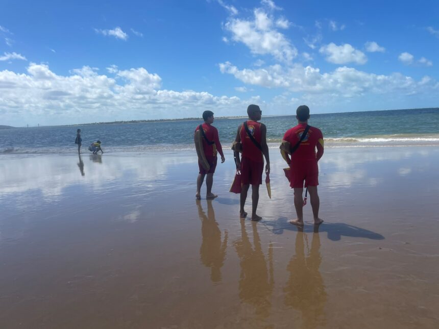 Adolescente desaparece no mar durante mergulho em praia de Aracaju