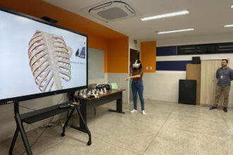 Alunos de Enfermagem em Itabaiana estudam anatomia com realidade virtual
