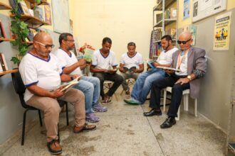 Aracaju paga R$ 200 para incentivar alunos da EJA a permanecer na escola