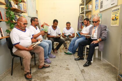 Aracaju paga R$ 200 para incentivar alunos da EJA a permanecer na escola