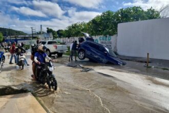 Asfalto cede após vazamento e engole carro no bairro Industrial