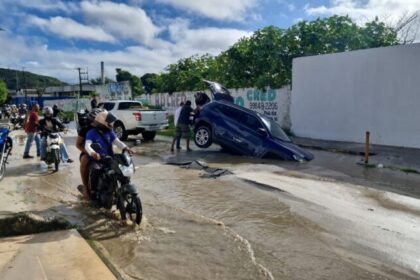 Asfalto cede após vazamento e engole carro no bairro Industrial