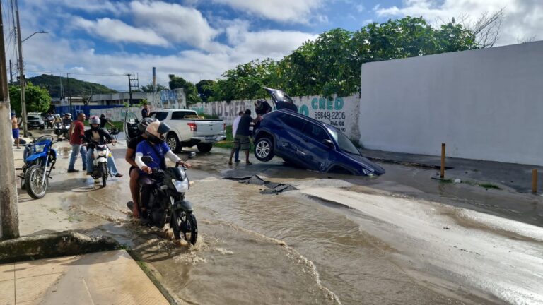 Asfalto cede após vazamento e engole carro no bairro Industrial