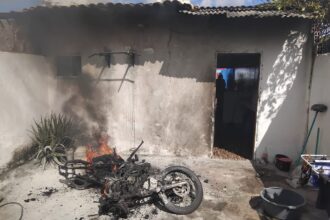Bombeiros controlam focos após moto pegar fogo em casa em Socorro