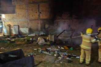 Bombeiros controlam incêndio em barraco no Santos Dumont
