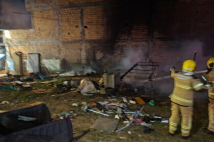 Bombeiros controlam incêndio em barraco no Santos Dumont
