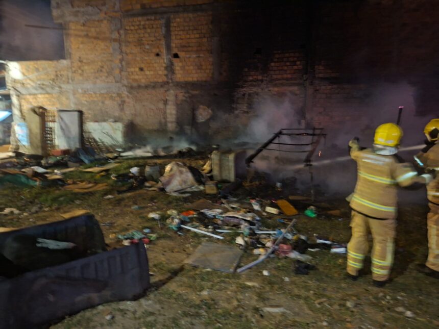 Bombeiros controlam incêndio em barraco no Santos Dumont