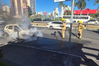 Bombeiros controlam incêndio em carro perto do Shopping Jardins
