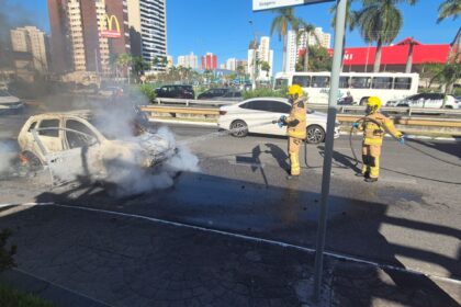 Bombeiros controlam incêndio em carro perto do Shopping Jardins