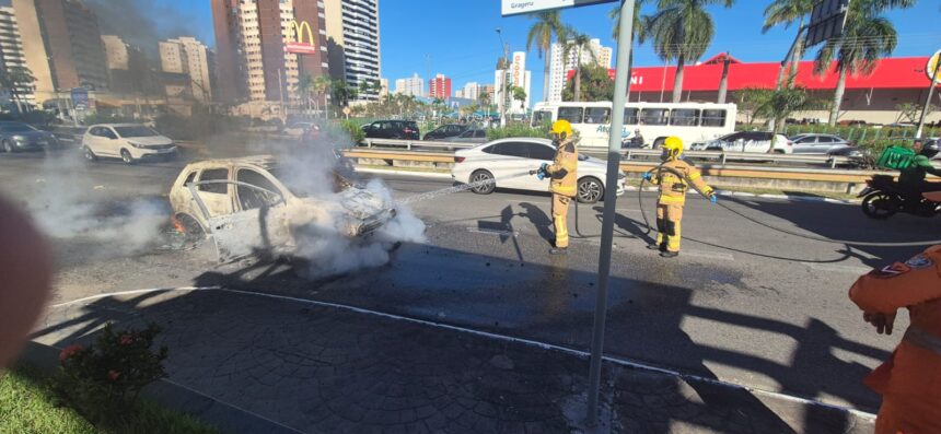 Bombeiros controlam incêndio em carro perto do Shopping Jardins