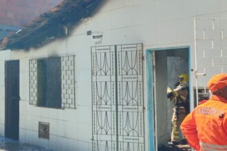 Bombeiros controlam incêndio em casa na Barra dos Coqueiros