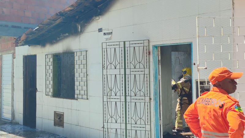 Bombeiros controlam incêndio em casa na Barra dos Coqueiros