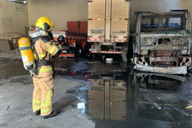 Bombeiros controlam incêndio em depósito no Pereira Lobo, em Aracaju