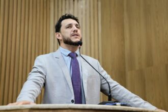 Camilo cobra transparência sobre contrato emergencial de ônibus em Aracaju